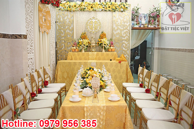 Trang trí bàn thờ gia tiên màu kem vàng